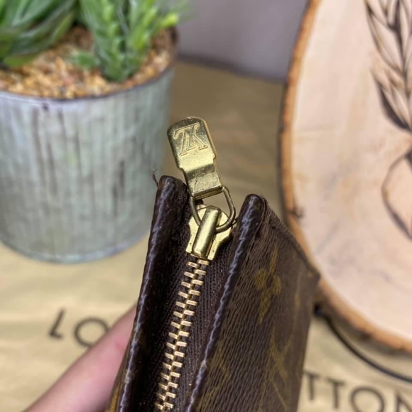 Authentic Louis Vuitton Toiletry 15 - Picture 6 of 8